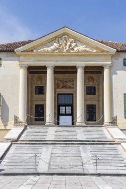 Vedelago, İtalya 'da Andrea Palladio tarafından tasarlanan Venedik Villa Emo' nun görkemli girişinde iyonik kolonlar ve heykeller yer alıyor.
