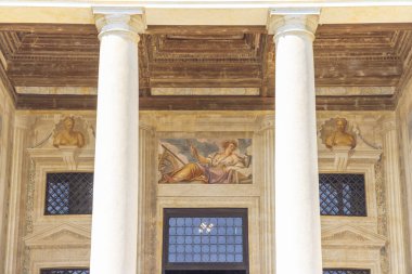 İtalya 'nın Venedik kentindeki UNESCO Dünya Mirası Alanı Villa Emo' nun cephesini süsleyen zarif freskler ve görkemli sütunlar Rönesans sanatı ve mimarisini gözler önüne seriyor.