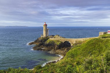 Plouzane, Finistere, Brittany, Fransa 'daki Atlantik Okyanusu manzaralı Fort du Minou deniz feneri manzarası
