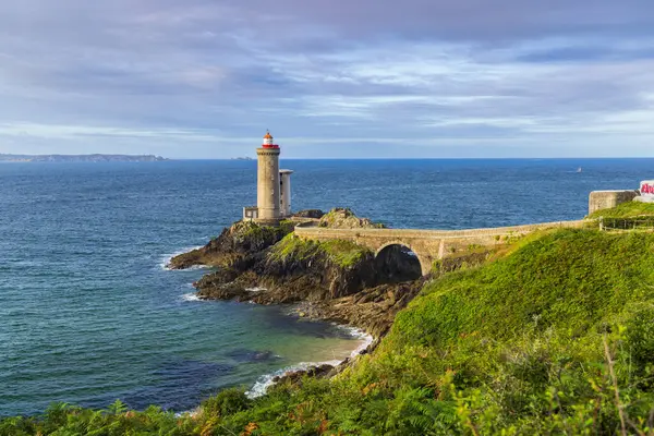 Plouzane, Finistere, Brittany, Fransa 'daki Atlantik Okyanusu manzaralı Fort du Minou deniz feneri manzarası