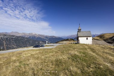 San Martin de Tor yakınlarındaki tipik manzara, Dolomiti, Güney Tyrol, İtalya