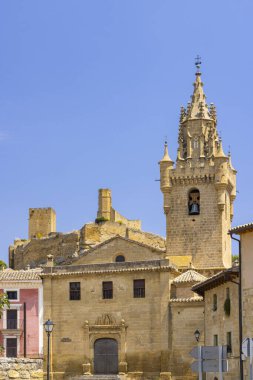 Santa Maria Kilisesi ve Uncastillo Kalesi harabeleri güneşli bir günde İspanya, Aragon 'da bulunan Plaza del Olmo' nun ufuk çizgisine hakim.