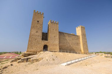 İspanya, Aragon 'da açık mavi gökyüzüne karşı duran ortaçağ Sadaba Kalesi.