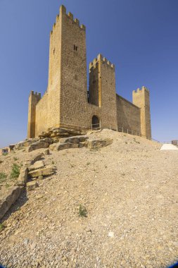 İspanya 'nın Aragon kentindeki açık mavi gökyüzünün altında duran ortaçağ Sadaba Kalesi.