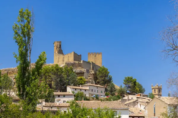 Ortaçağ Uncastillo Kalesi güneşli bir yaz gününde İspanya 'nın Aragon eyaletinin Zaragoza ilindeki Uncastillo kasabasında dimdik ayakta duruyor.