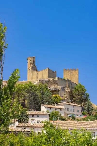 Ortaçağ Uncastillo Kalesi Uncastillo, Zaragoza, Aragon, İspanya 'daki büyüleyici bir kasabanın çatısında duruyor.