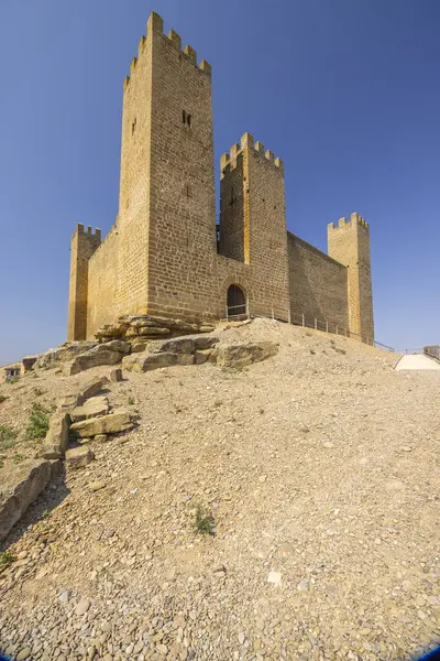 İspanya 'nın Aragon kentindeki açık mavi gökyüzünün altında duran ortaçağ Sadaba Kalesi.