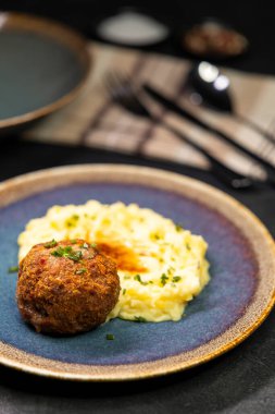 Tipik Çek mutfağı domuz köftesi ve patates püresi.