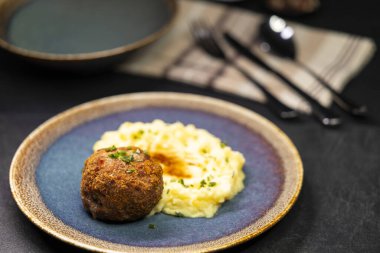Tipik Çek mutfağı domuz köftesi ve patates püresi.