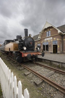 Hollanda, Friesland 'daki istasyon binasının önüne park etmiş eski model buhar treni, eski bir döneme ait nostaljiyi çağrıştırıyor.