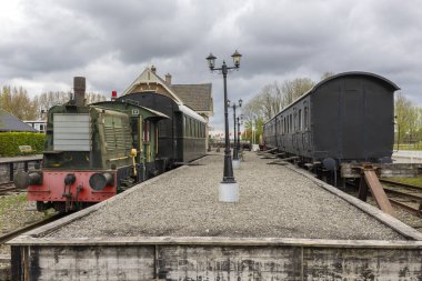 Marrum, Hollanda 'da raylarda dinlenen eski dizel lokomotif ve vagonlar