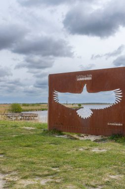 Beyaz kuyruklu kartal ile paslı metal tabelası Hollanda, Groningen 'deki Lauwersmeer Ulusal Parkı ziyaretçilerini karşıladı