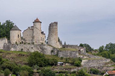 Fransa 'nın Auvergne Rhone Alpes bölgesindeki bir tepenin üzerinde duran Ortaçağ kalesi Chateau de Laroquebrou