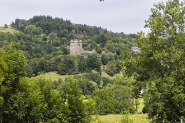 Ortaçağ Anjou şatosu Fransa 'nın Cantal bölgesindeki Tournemire' ın yeşil manzarasına hakimdir.