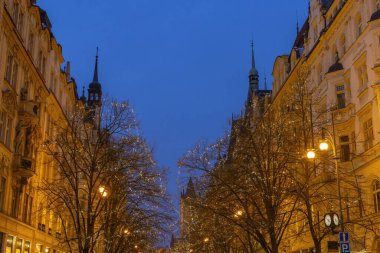 Parizska Treet, Noel ışıkları Prag, Çek Cumhuriyeti 'nde alacakaranlıkta büyülü bir atmosfer yaratıyor.