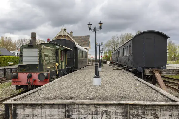 Marrum, Hollanda 'da raylarda dinlenen eski dizel lokomotif ve vagonlar