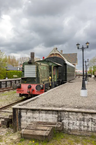 Hollanda 'nın Friesland ilinin Noardeast Fryslan ilçesine bağlı bir köy olan Marrum' daki istasyonda eski tren bekliyor.