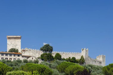 İtalya 'nın Umbria kentinde güneşli bir günde Castiglione del Lago' ya bakan ortaçağ kalesi Rocca del Leone