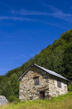 Geleneksel taş ahır, Fransız Pirenesi Dağları 'na kurulmuş kırsal mimari ve Aulus les Bains' in dingin güzelliğini gözler önüne seriyor.