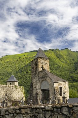 Fransa 'nın Occitanie kentinin Ustou kentindeki Pirenes dağlarına kurulmuş tarihi kilise ve mezarlığın manzarası bölgenin zengin tarihi ve dingin güzelliğini gözler önüne seriyor.