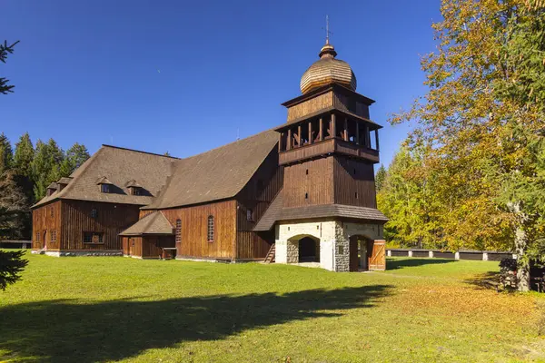Slovakya 'nın Liptovsky bölgesindeki UNESCO Dünya Mirası Alanı olan Svaty Kriz' in ahşap eklem kilisesi, renkli sonbahar yaprakları arasında yer alıyor.