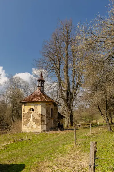 Çürüyen şapel ve yosunlu kaya Chodova Plana, Çek Cumhuriyeti