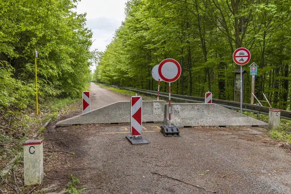 Girişi ve trafik direklerinin olmadığı beton barikat Nova Lhota, Çek Cumhuriyeti 'ndeki bir orman yoluna erişimi engelliyor.