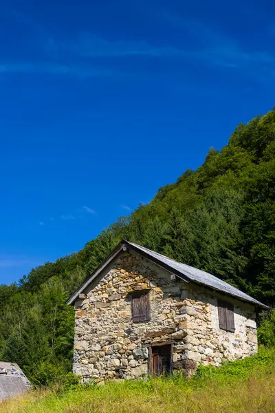 Geleneksel taş ahır, Fransız Pirenesi Dağları 'na kurulmuş kırsal mimari ve Aulus les Bains' in dingin güzelliğini gözler önüne seriyor.