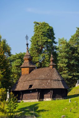 Ahşap çatılı ve iki kuleli kilise Inovce, Slovakya 'da ağaçlarla çevrili.