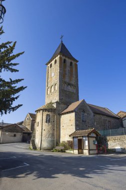 Etkileyici Saint Sulpice Kilisesi Donzy le Pertuis köyünde açık mavi gökyüzüne karşı dimdik ayakta duruyor.