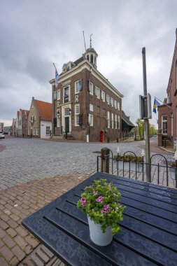 Hollanda 'nın güneyindeki Molenlanden belediyesinde tarihi bir kasaba olan Nieuwpoort' un önündeki masaya pembe çiçekler serpiştirdim.