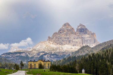 Grand Hotel Misurina, İtalya 'nın Auronzo di Cadore şehrinde arka planda Tre Cime di Lavaredo ile birlikte hüküm sürüyor.