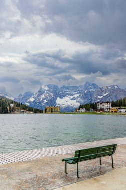 Misurina Gölü manzaralı ön planda bir bank ve arka planda Dolomitler, İtalya