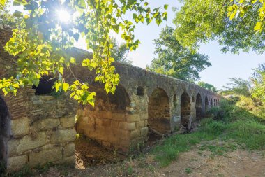 Küba, Beja, Portekiz 'de bulunan ve birden fazla kemerle aydınlatılan antik Roma su kemeri tarihi mimari sergilenmektedir.