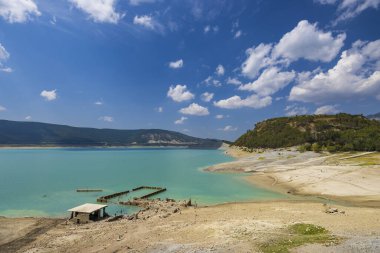 İspanya, Aragon ve Sigues 'deki kuraklık sırasında Yesa rezervuarından harabeler yükseliyor.