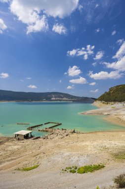 İspanya 'daki Yesa rezervuarı kuraklık döneminde eski Sigues kasabasının kalıntılarını ortaya çıkararak doğa ve tarih arasında büyüleyici bir zıtlık yarattı.