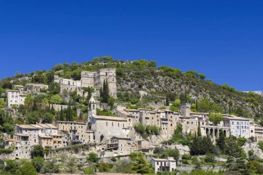 Montbrun les Bains, Fransa 'nın Auvergne Rhone Alpes bölgesindeki bir dağ yamacına tünemiş ortaçağ köyü büyüleyici bir manzara sunuyor.