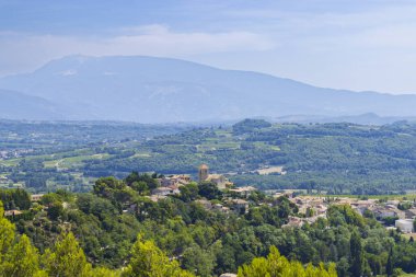 Vinsobres köyü, Fransa 'nın Auvergne Rhone Alpes bölgesinde, Mont Ventoux' un altında, Drome Provencale bölgesinde, üzüm bağlarına ve tepelere bakan