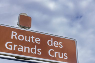 Savigny les Beaune, Burgundy, Fransa 'daki Grands Crus Yolu tabelası ünlü üzüm bağlarını gösteriyor.