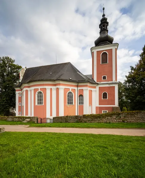 Pembe cepheli ve koyu gri çatılı Aziz Procopius Kilisesi, Çekoslovakya 'nın Bozanov şehrinde görkemli bir şekilde duruyor.