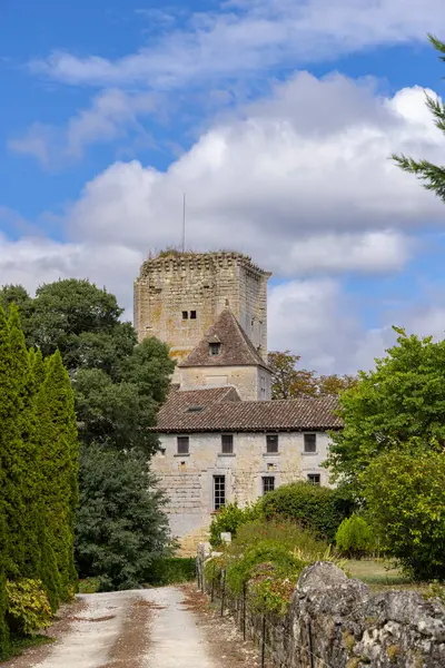 Fransa 'nın Gironde bölgesinin göbeğine kurulmuş büyüleyici bir köy olan Daignac' taki tarihi Curton şatosunu keşfediyor.