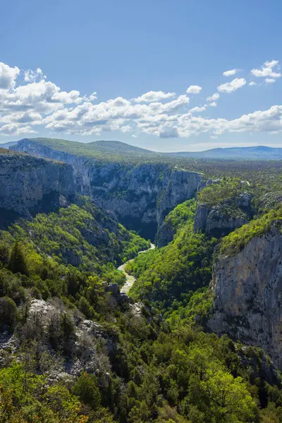 Verdon Vadisi nehri ilkbaharda kanyon boyunca akar, Provence Alpes Cote d 'Azur, Fransa