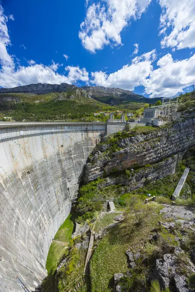 Etkileyici Castillon Barajı, Provence Alpes Cote d 'Azur' un doğal güzelliklerinin arasında mühendislik başarısı olan araziye hükmediyor.