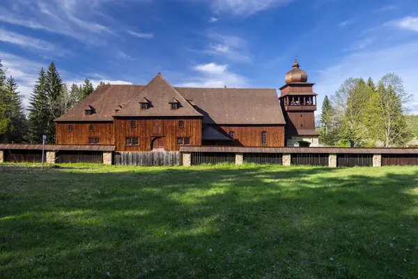 Orta Avrupa 'nın en büyük ahşap yapısı olan Svaty Kriz' in tahta eklem kilisesi Liptovsky Mikulas, Slovakya 'da yer almaktadır.
