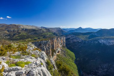 Verdon Gorge, Fransa 'nın Provence şehrinde göz kamaştırıcı uçurumlar ve vadiler sergiliyor, açık mavi gökyüzü altında nefes kesici manzaralar yaratıyor.