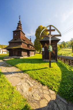 Başmelek Aziz Mikail 'in tahta kilisesi ve Rusky Potok, Presovsky Kraj, Slovakya' da tahta haç, UNESCO Dünya Mirası Bölgesi