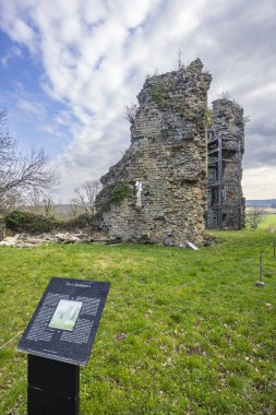 Chateau Chalon, Fransa 'daki Charlemagne Kulesi' nin yıkıntılarının düşük açılı görüntüsü.
