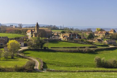 Bourgogne Franche Comte 'deki Fransız kırsalının güzel manzarası, kilise ve mezarlığıyla La Chapelle sous Brancion köyüne ev sahipliği yapmaktadır.