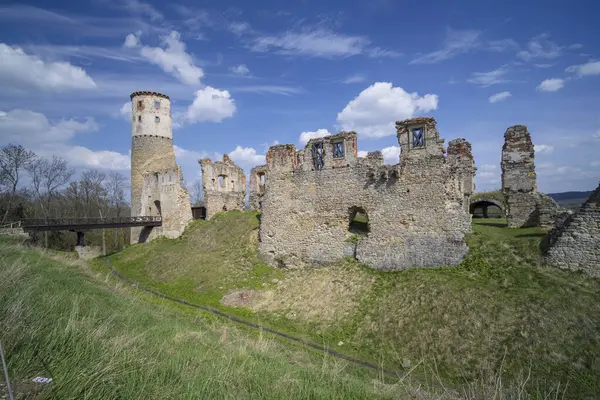 Bakov nad Jizerou, Çek Cumhuriyeti 'ndeki Zviretice Şatosu harabelerinin manzarası, mavi gökyüzüne karşı tarihi mimariyi gözler önüne seriyor.