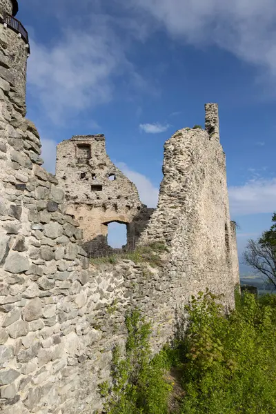 Çek Cumhuriyeti 'nin Ustecky Kraj kentindeki Milesovka dağı yakınlarındaki Kostomlaty Kalesi' nin kalıntıları, parlak mavi gökyüzüne karşı duvar ve kulelerin kalıntılarını gösteriyor.